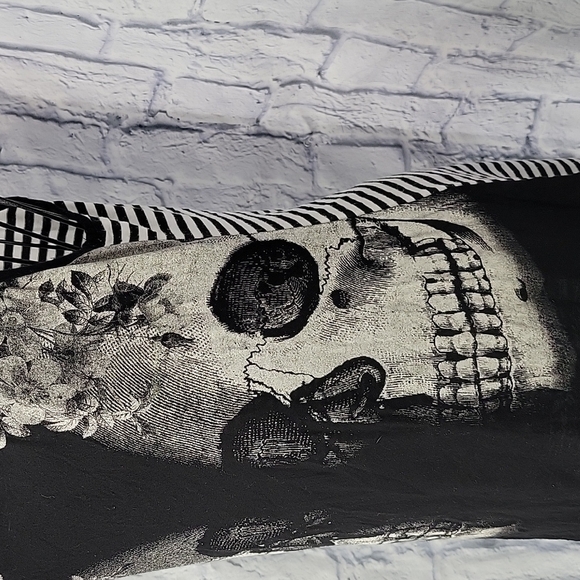 HOT‎ TOPIC Sleeveless Black and White Striped Two Skulls Graphic Blouse S/M - Picture 4 of 7